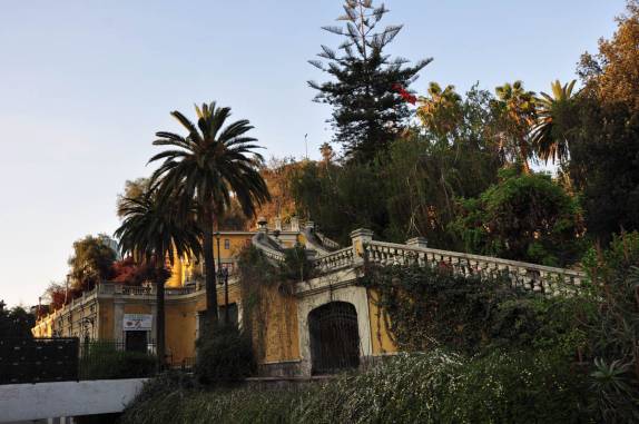 Fim de tarde na entrada do Cerro Santa Lucia, em Santiago, capital do Chile